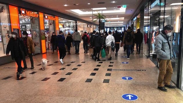 In den City Arkaden waren viele Shopper. (Bild: Wilfried Krierer)