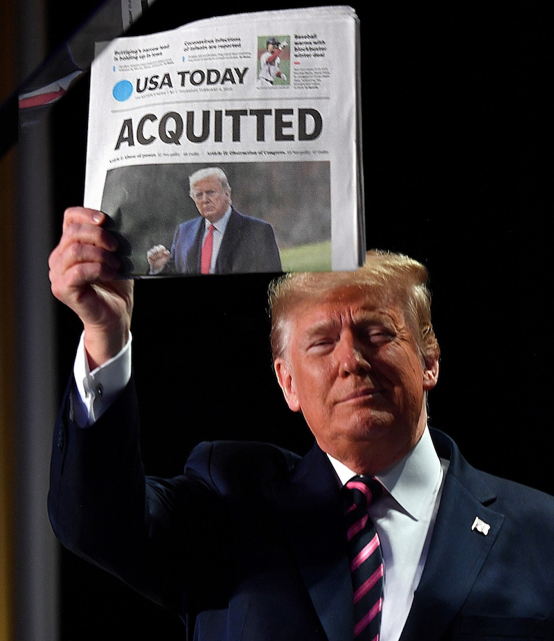 Donald Trump hält nach dem Freispruch in seinem ersten Amtsenthebungsverfahren eine Zeitung mit dem Titel „Acquitted“ (Freigesprochen) in die Kameras. (Bild: AFP)