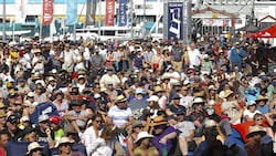 Keine Spur von Corona: In Auckland versammelten sich am Samstag zahlreiche Menschen, um beim America‘s Cup im Segeln zuzuschauen. (Bild: AP)