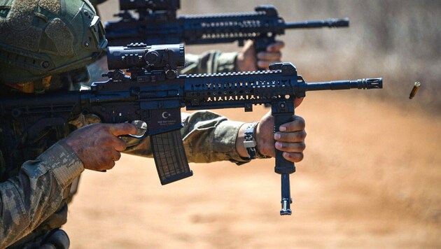 Türkische Soldaten während einer Waffenübung (Symbolbild). (Bild: APA/AFP/TURKISH ARMED FORCES/Handout)