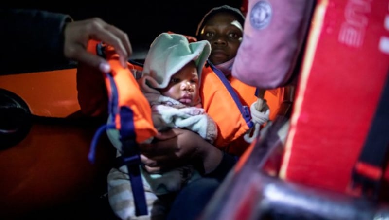 Auch ein erst drei Monate altes Baby war unter den Migranten. (Bild: AP/Bruno Thevenin)