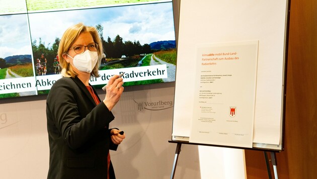 Klimaschutzministerin Leonore Gewessler unterzeichnete den Vertrag zum Radwegausbau. (Bild: FOTO-SERRA)