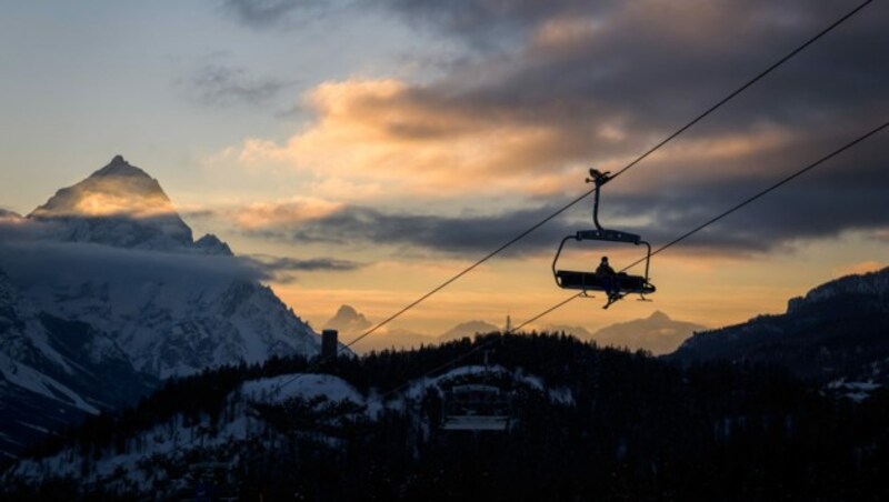 Ein Skifahrer mit Maske nutzt einen Sessellift in Cortina d‘Ampezzo. (Bild: AFP)