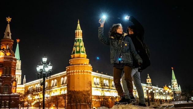 Jugendliche halten ihre Handys mit eingeschalteter Taschenlampe in die Höhe. So protestierten sie am Valentinstag in Moskau gegen die Inhaftierung des Oppositionellen Alexej Nawalny. (Bild: APA/AFP/Dimitar DILKOFF)