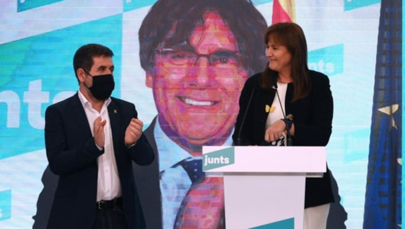 Der ehemalige Regionalpräsident Carles Puigdemont - weiterhin Führer der Abspatungsbewegung Kataloniens - gratulierte der separatistischen Partei Junts per Videoschaltung. (Bild: APA/AFP/LLUIS GENE)