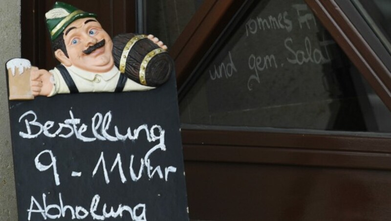 Ein Gasthaus in Eisenstadt bietet wie so viele Betriebe im Land Speisen zur Abholung an. (Bild: APA/ROBERT JAEGER)