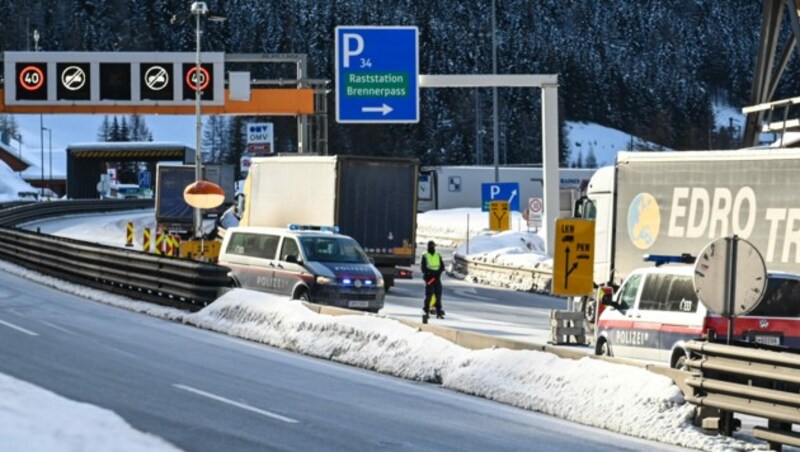 Auch auf der A13 bei Gries am Brenner wird kontrolliert. (Bild: APA/Daniel Liebl/Zeitungsfoto.at)