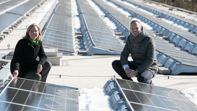 Auch das Dach der Autobahnmeisterei Klagenfurt mit 1.000 Quadratmetern Photovoltaik stand auf der Besuchs-Agenda von Klimaschutzministerin Leonore Gewessler und Vorstand Hufnagl. (Bild: ASFINAG/Oliver Wolf)