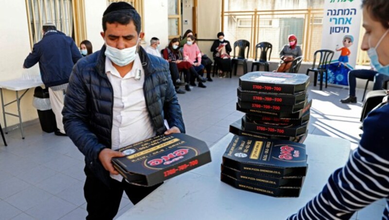 Gratis-Pizza in Israel für Impfung (Bild: AFP)