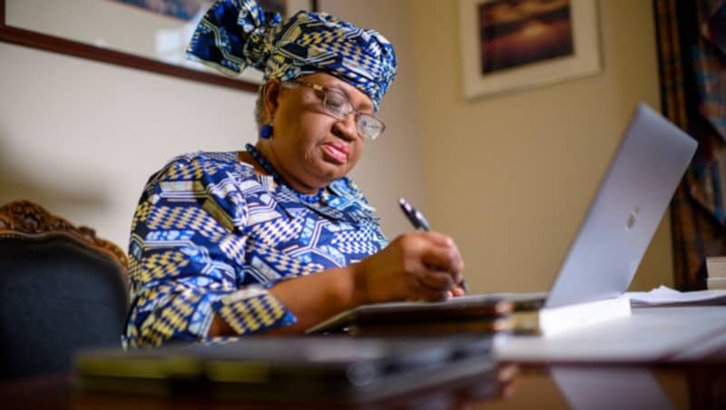 In ihrem Homeoffice vor den Toren Washingtons schrieb Okonjo-Iweala am Montag an ihrer Dankesrede. (Bild: APA/AFP/ERIC BARADAT)