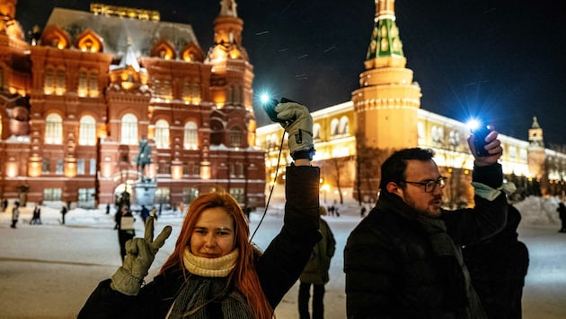 Bei Mahnwachen protestierten viele Menschen mit ihren leuchtenden Handys für Alexej Nawalny. (Bild: AFP)