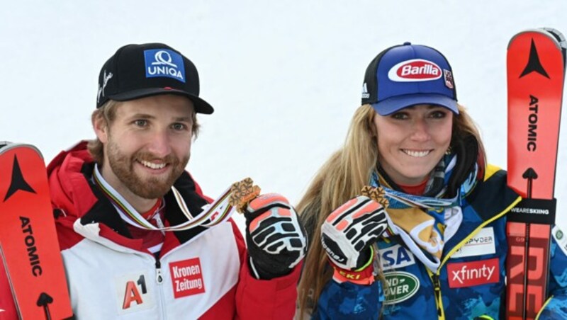 Marco Schwarz und Mikaela Shiffrin mit ihren Goldmedaillen. (Bild: AFP)