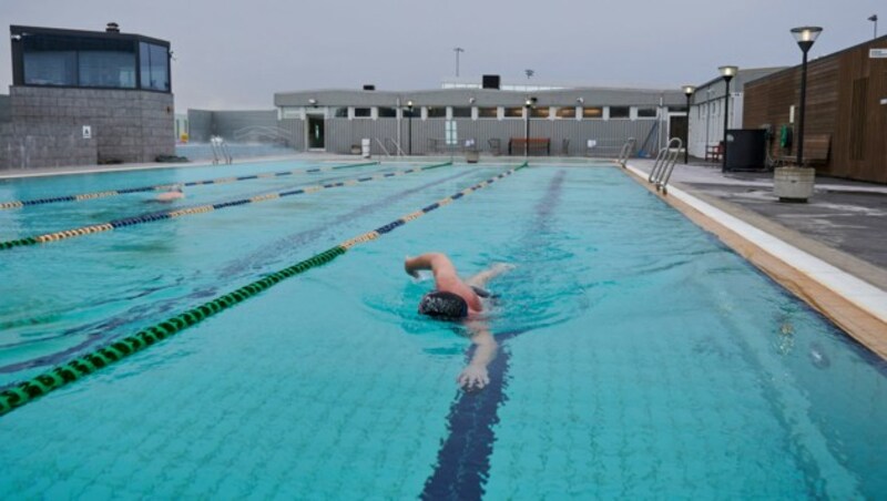 Schwimmbäder haben in Island offen - dieser Sportler braucht sich ob des geringen Andrangs keine Sorge vor einer Ansteckung machen. (Bild: AFP)