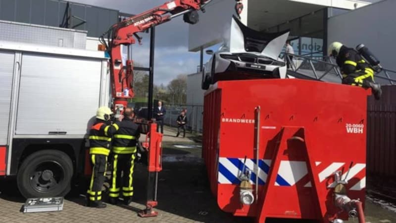 In solchen Spezial-Containern werden brennende Elektroautos (oder solche, die sich wieder entzünden könnten) gelöscht bzw. zur Kühlung gelagert. (Bild: Medienportal.Net/Brandweer Midden-en West-Brabant)