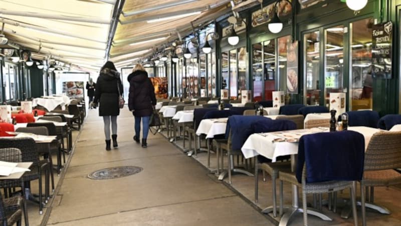 Am Naschmarkt sorgten teilweise auch Heizstrahler für eine gemütliche Atmosphäre auch im Winter. (Bild: APA/HANS PUNZ)