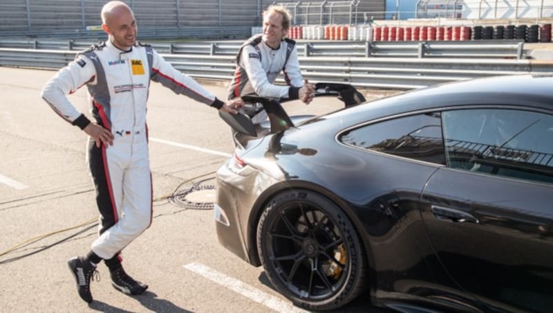 Entwicklungsfahrer Lars Kern (links) und Porsche Markenbotschafter Jörg Bergmeister fuhren Runde um Runde auf der Nordschleife, wobei sich die Zeiten konstant im Bereich von drei Zehntelsekunden Unterschied bewegten. (Bild: Porsche)