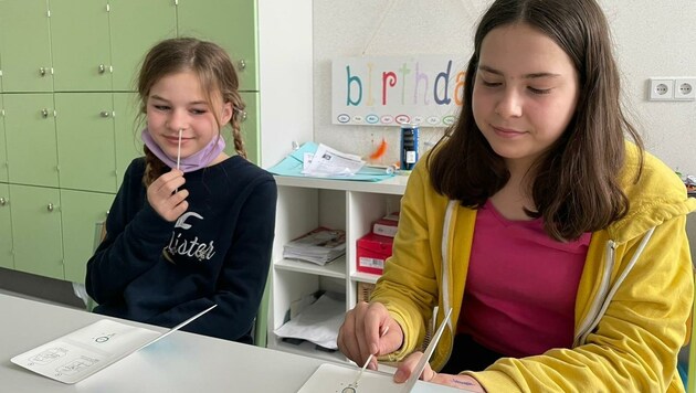 Caroline und Anna beim Test in der Mittelschule Siegendorf (Bild: Mittelschule Siegendorf)