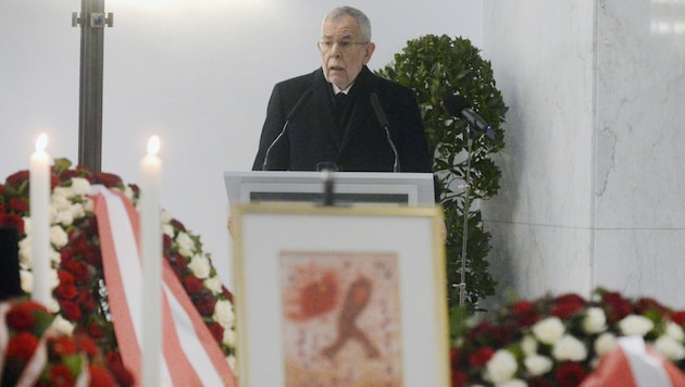 Bundespräsident Alexander Van der Bellen hielt die Trauerrede für Arik Brauer. (Bild: APA/HERBERT PFARRHOFER)