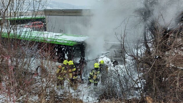 In Mattersburg musste am Dienstag ein Brand in einem Linienbus gelöscht werden. (Bild: Schulter Christian)