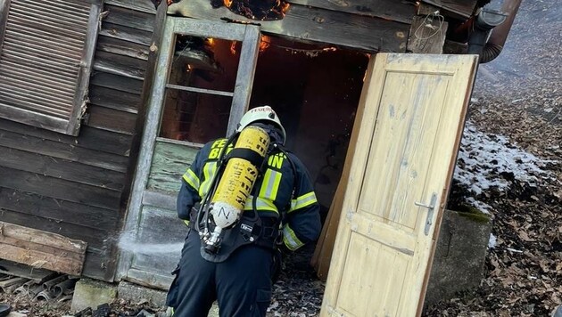 n Bernstein ging eine Gartenhütte aus Holz in Flammen auf. (Bild: Schulter Christian)