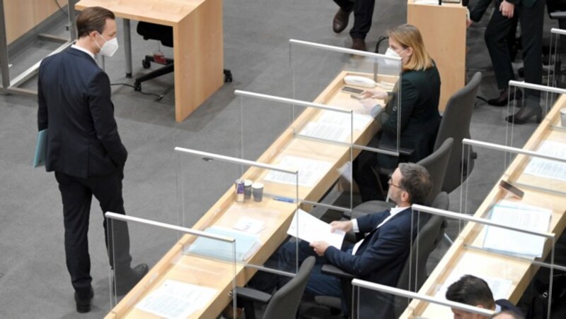 Gernot Blümel lieferte sich bei der Sondersitzung im Parlament einen heftigen Schlagabtausch mit Herbert Kickl. (Bild: APA/ROLAND SCHLAGER)