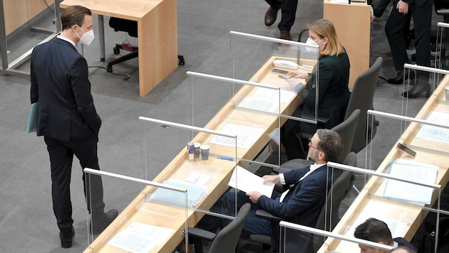 FPÖ-Klubobmann Herbert Kickl (rechts) kündigte einen Misstrauensantrag gegen Finanzminister Gernot Blümel (ÖVP) an. (Bild: APA/ROLAND SCHLAGER)