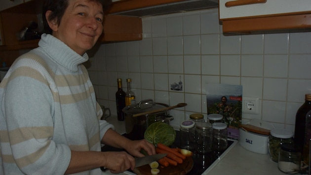 Auch Anita Löffler, Referentin der Aktion Familienfasttag in der Diözese Innsbruck, hat bei sich zu Hause Fastensuppe gekocht. (Bild: Löffler)