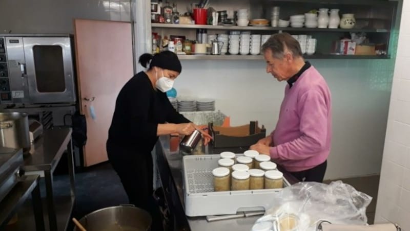 In vielen Pfarren hat das Fastensuppe-Essen Tradition. So wie in Neustift, wo die freiwilligen Helfer und das Team des Hotel „Rogen“ in diesem Jahr die Köstlichkeit in Gläser füllte. (Bild: Leonhard Hofer)