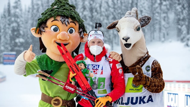 Simon Eder mit seiner Mixed-Silbermedaille und den Maskottchen der Biathlon-WM 2021 in Pokljuka (Bild: GEPA pictures)