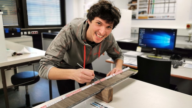Patrick Oswald von der Arbeitsgruppe für Sedimentgeologie bei der Untersuchung eines Bohrkerns aus dem Plansee. (Bild: Uni Innsbruck)