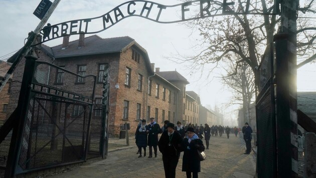 „Arbeit macht frei“, lautet der zynische Spruch am Tor zum Stammlager des Konzentrationslager-Komplexes Auschwitz. Bis zu eineinhalb Millionen Menschen wurden in Auschwitz und Auschwitz-Birkenau ermordet. (Bild: JANEK SKARZYNSKI)