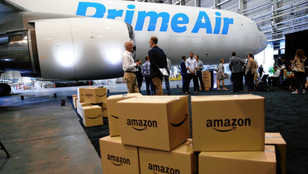 Seit 2015 betreibt Amazon die „Prime-Air“, ab 2022 werden es 90 Maschinen sein. (Bild: EPA/Ted S. Warren)