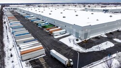 So sieht ein Amazon-Lager etwa in Illinois (USA) aus. Was in Kärnten geplant ist, darüber wird spekuliert. (Bild: EPA/TANNEN MAURY)