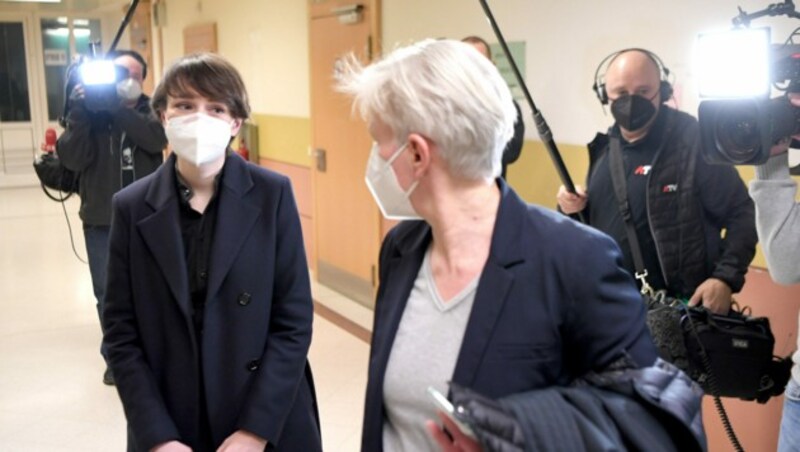 Sigrid Maurer und ihre Anwältin Maria Windhager kurz vor dem Prozessfinale im Februar (Bild: APA/ROLAND SCHLAGER)