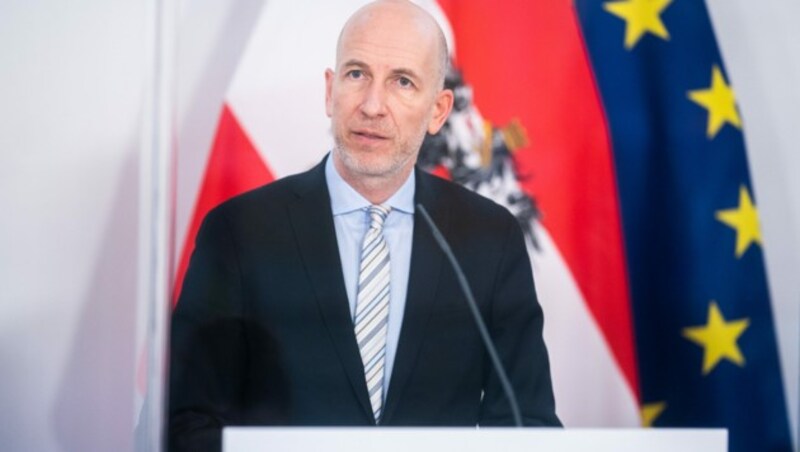 Arbeitsminister Martin Kocher will ab Juni einen schrittweisen Ausstieg aus der Corona-Kurzarbeit. (Bild: APA/GEORG HOCHMUTH)