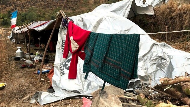 In einsamen Dörfern leben Familien immer noch unter Zeltplanen. (Bild: Glocknitzer/Lang)