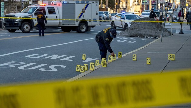 Polizisten am Tatort in Philadelphia (Bild: © Copyright 2021 The Philadelphia Inquirer)