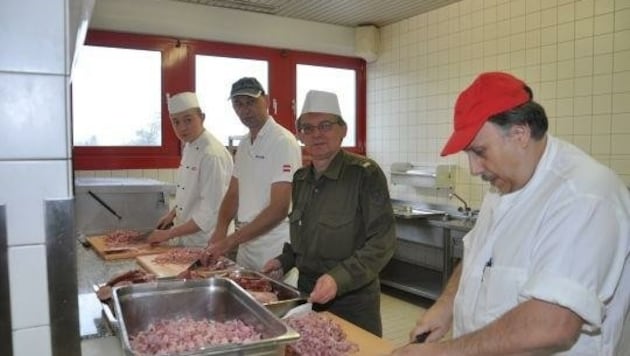 In den regionalen Küchen der Kasernen in Niederösterreich soll wieder vor Ort in den großen Töpfen gerührt werden. (Bild: Bundesheer)