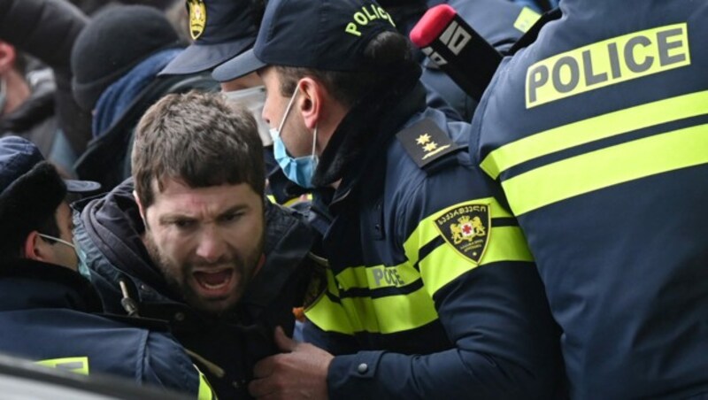 Bei Protesten nach der angeblich gefälschten Parlamentswahl kam es immer wieder zu Zusammenstößen mit der Polizei. (Bild: APA/AFP/Vano Shlamov)