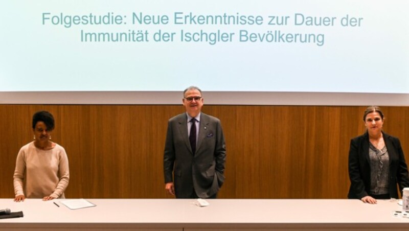 Präsentierten die Studie: Wegene Tamire Borena, W. Wolfgang Fleischhacker und Dorothee von Laer (von links). (Bild: LIEBL Daniel)