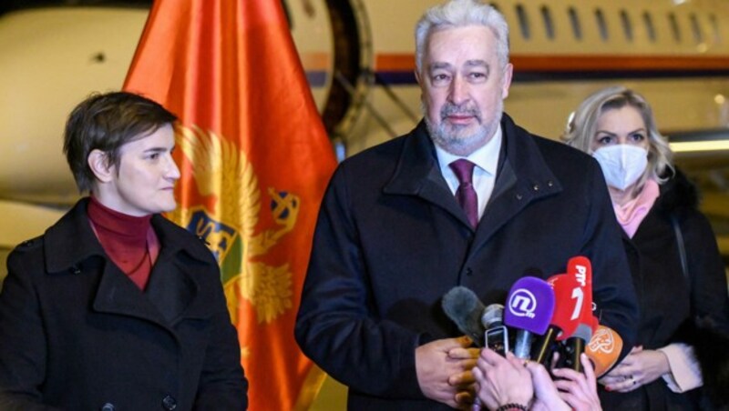 Premier Zdravko Krivokapic (r.) empfängt seine serbische Kollegin Ana Brnabic (l.), die ihm später 2000 Impfdosen überreichte. (Bild: Savo PRELEVIC / AFP)