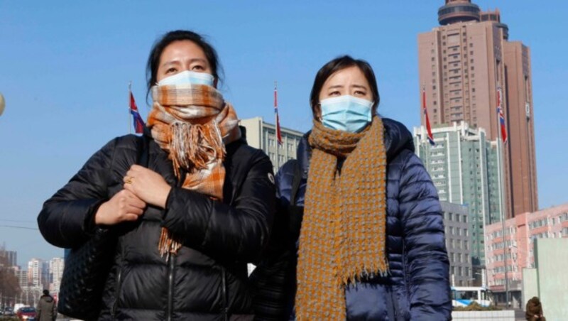 Brauchen sich diese Nordkoreanerinnen in ihrer Heimat wirklich vor dem Pandemie-Erreger fürchten? (Bild: AP)