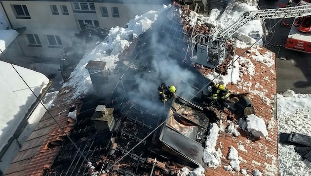In Dellach im Drautal ist ein Dachstuhl in Flammen aufgegangen. (Bild: FF Dellach/Drau)