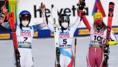 Weltmeisterin Lara Gut-Behrami (Mitte), Silbermedaillengewinnerin Mikaela Shiffrin (li.) und Bronzemedaillengewinnerin Katharina Liensberger (Bild: AP)