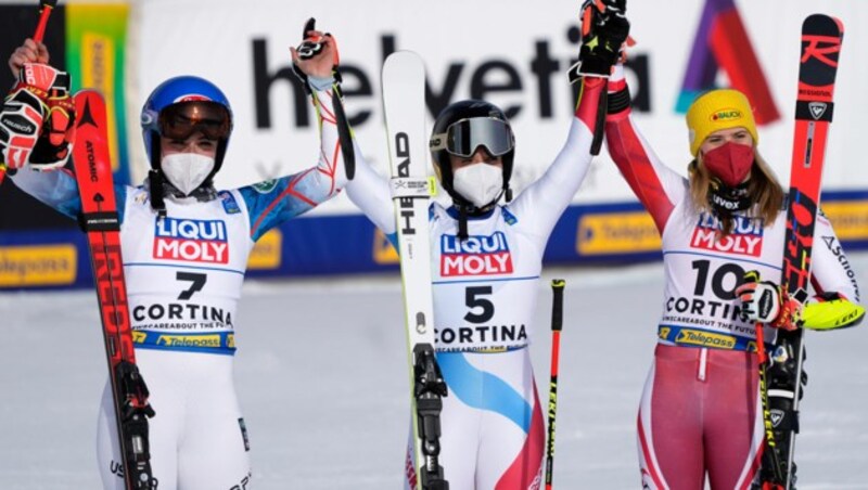 Weltmeisterin Lara Gut-Behrami (Mitte), Silbermedaillengewinnerin Mikaela Shiffrin (li.) und Bronzemedaillengewinnerin Katharina Liensberger (Bild: AP)