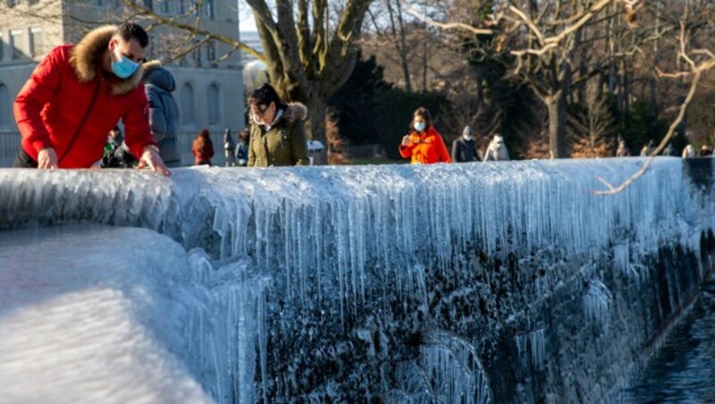 Am Genfer See in der Schweiz machte sich der Kälteeinbruch diese Woche in der Form von Eiszapfen bemerkbar. (Bild: AP)