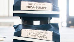 Ein Aktentrolley im Rahmen des Ibiza-U-Ausschusses im Camineum der Nationalbibliothek in Wien (Bild: APA/GEORG HOCHMUTH)