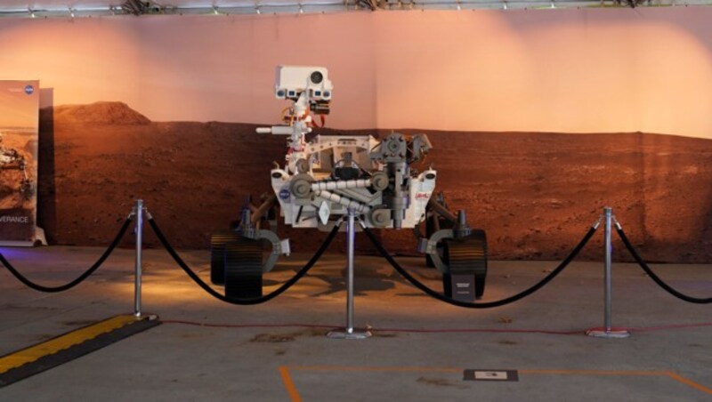 In der kalifornischen Stadt Pasadena im Jet Propulsion Laboratory der NASA ist ein Modell des Perseverance-Rovers ausgestellt. (Bild: AP)