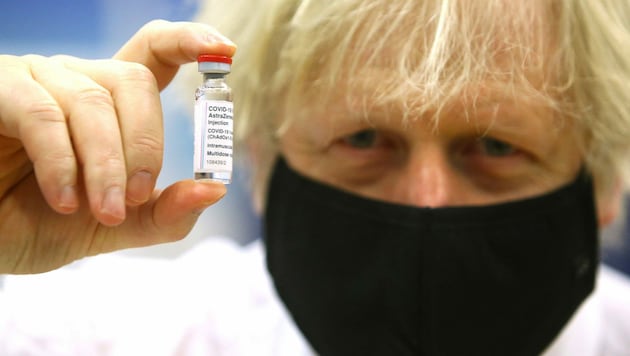 Der britische Premier Boris Johnson ist vom AstraZeneca-Impfstoff vollkommen überzeugt. (Bild: AFP)