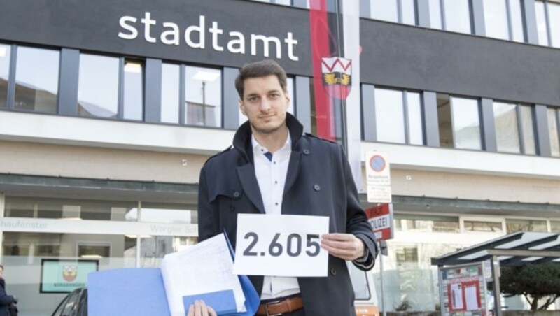 Mit 2605 Unterschriften im Gepäck kam VP-Stadtparteichef Michael Riedhart am Vormittag zuversichtlich zum Stadtamt. Am Abend im Gemeinderat gab es aber einen herben Rückschlag. (Bild: Bildagentur Muehlanger)